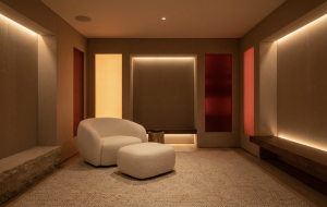 Alt: Cozy room with warm lighting and modern furniture