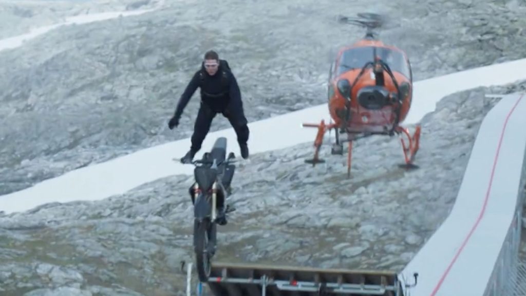 tom-cruise-cliff-jump-stunt-1